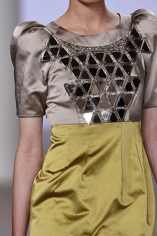 Matthew-Williamson-Details-spring-fashion-2010-010_runway.jpg, 66 KB